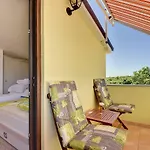 Ferienhaus Mit Badminton- Und Minifussballplatz