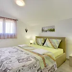 Ferienhaus Mit Badminton- Und Minifussballplatz