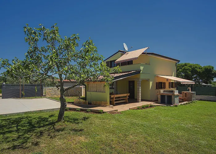 Ferienhaus Mit Badminton- Und Minifussballplatz