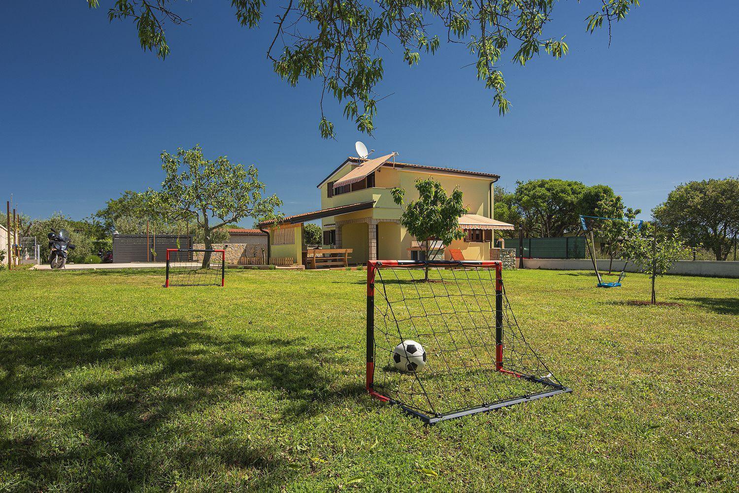 Mit Badminton- Und Minifussballplatz Pula
